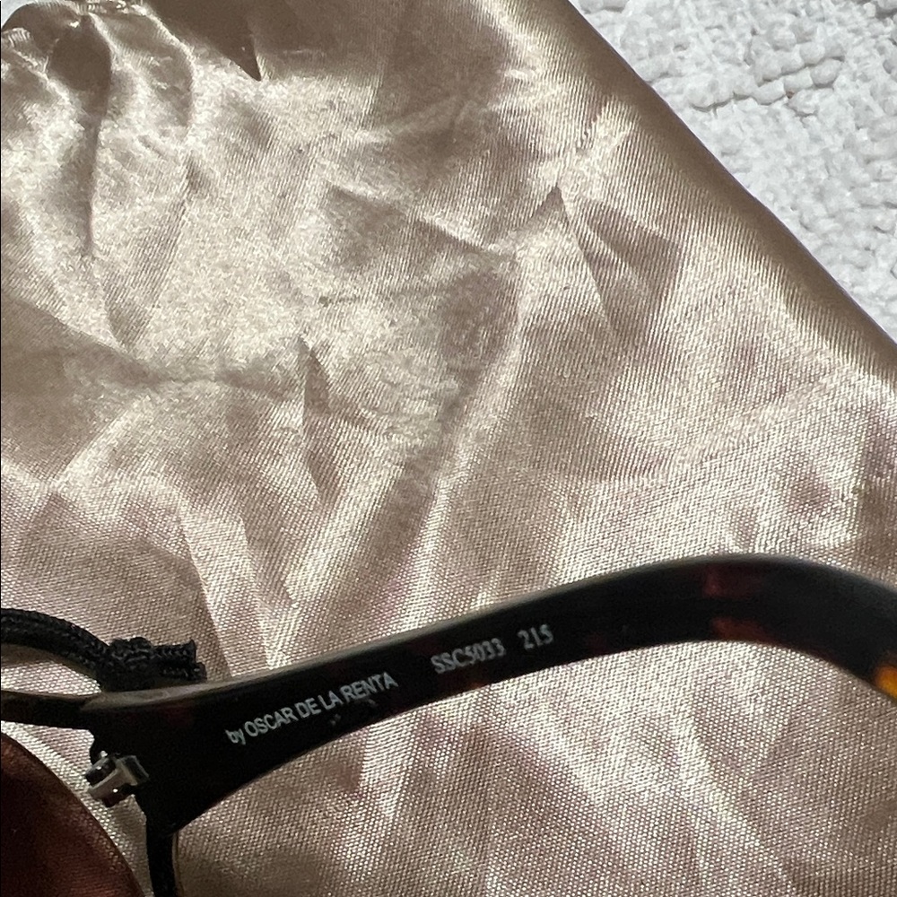 Oscar DeLaRenta Stylish Black Sunglasses - Picture 3 of 3
